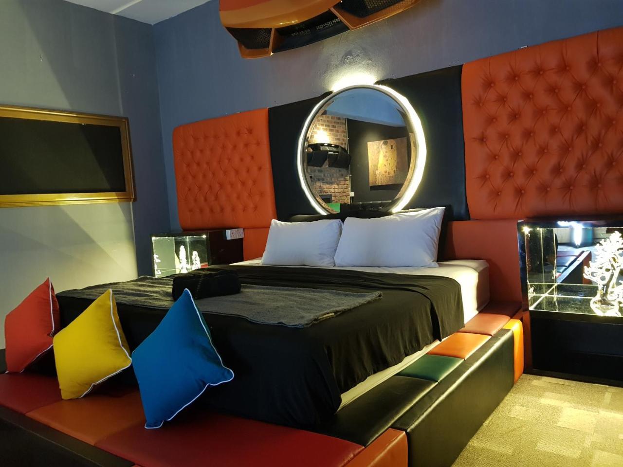 Bunker Hotel & Restaurant Kuala Lumpur Extérieur photo