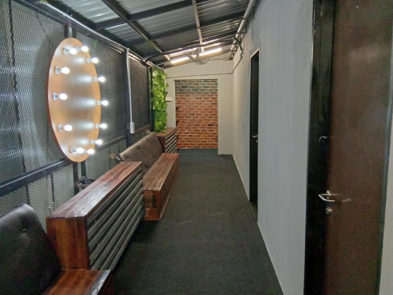 Bunker Hotel & Restaurant Kuala Lumpur Extérieur photo