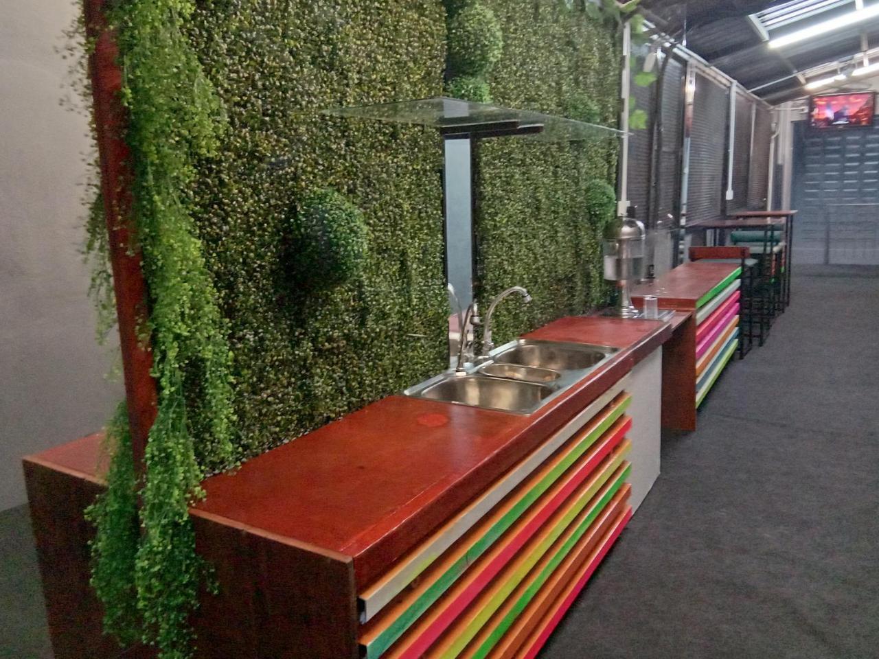 Bunker Hotel & Restaurant Kuala Lumpur Extérieur photo