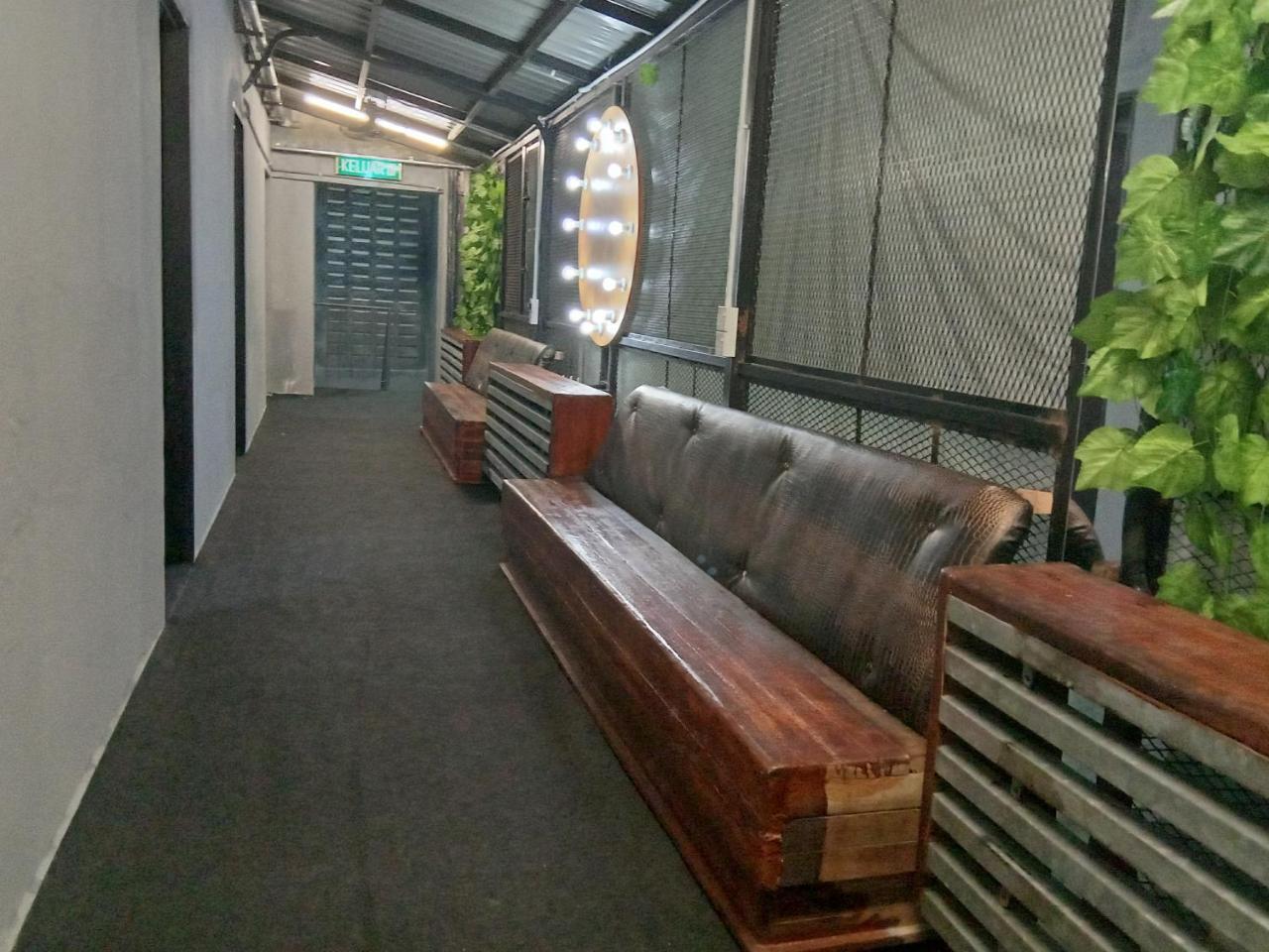 Bunker Hotel & Restaurant Kuala Lumpur Extérieur photo