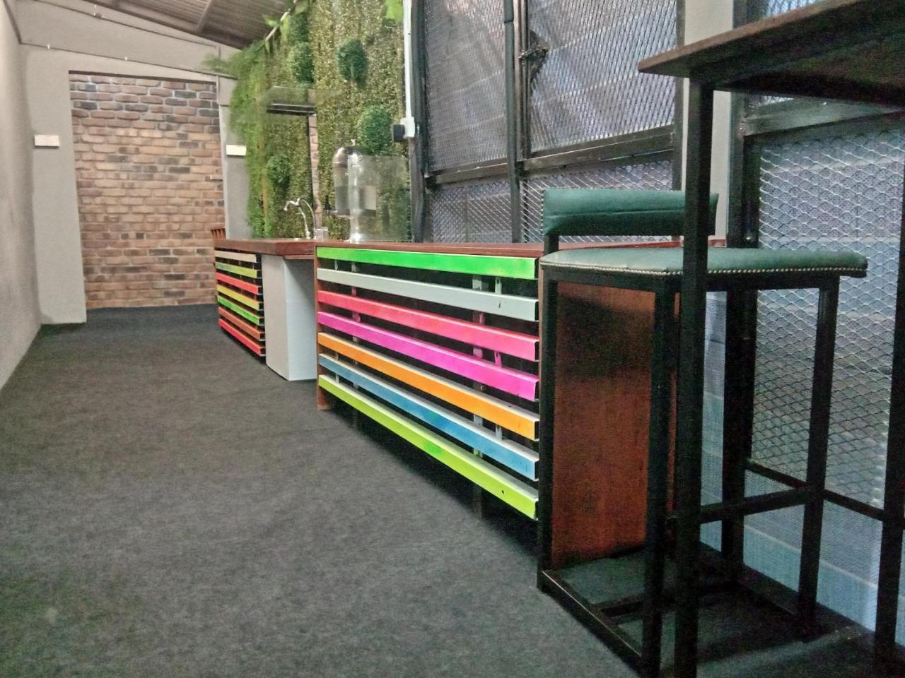 Bunker Hotel & Restaurant Kuala Lumpur Extérieur photo
