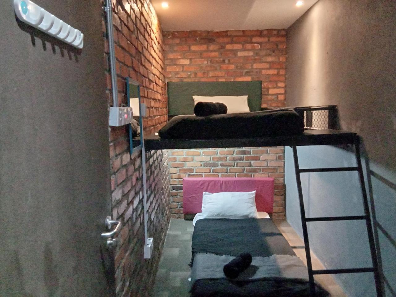 Bunker Hotel & Restaurant Kuala Lumpur Extérieur photo