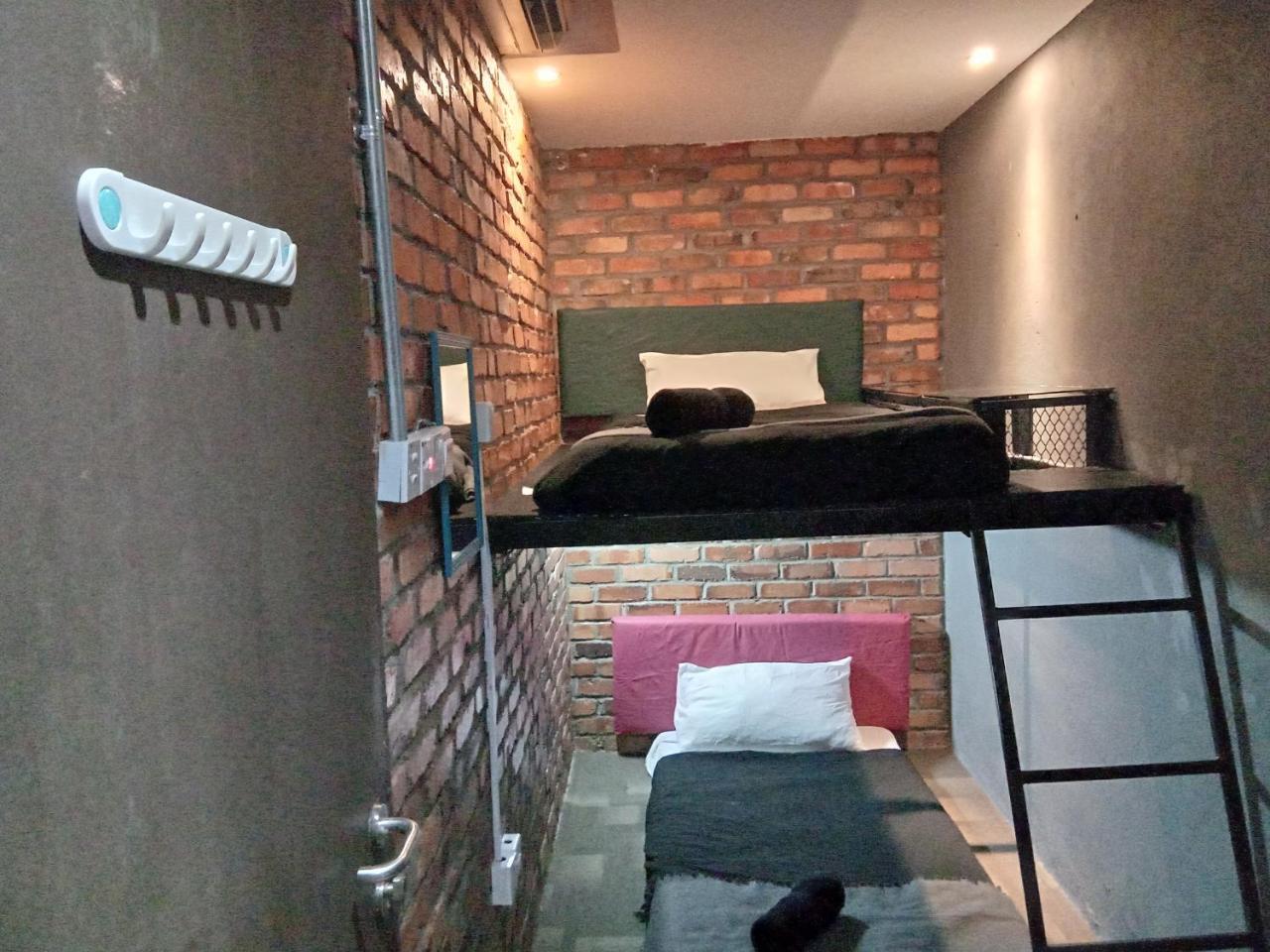 Bunker Hotel & Restaurant Kuala Lumpur Extérieur photo