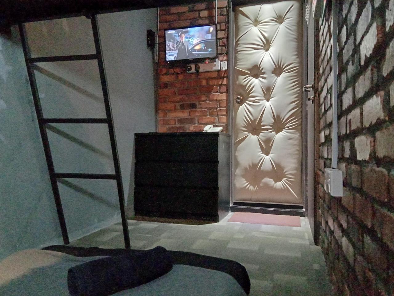 Bunker Hotel & Restaurant Kuala Lumpur Extérieur photo